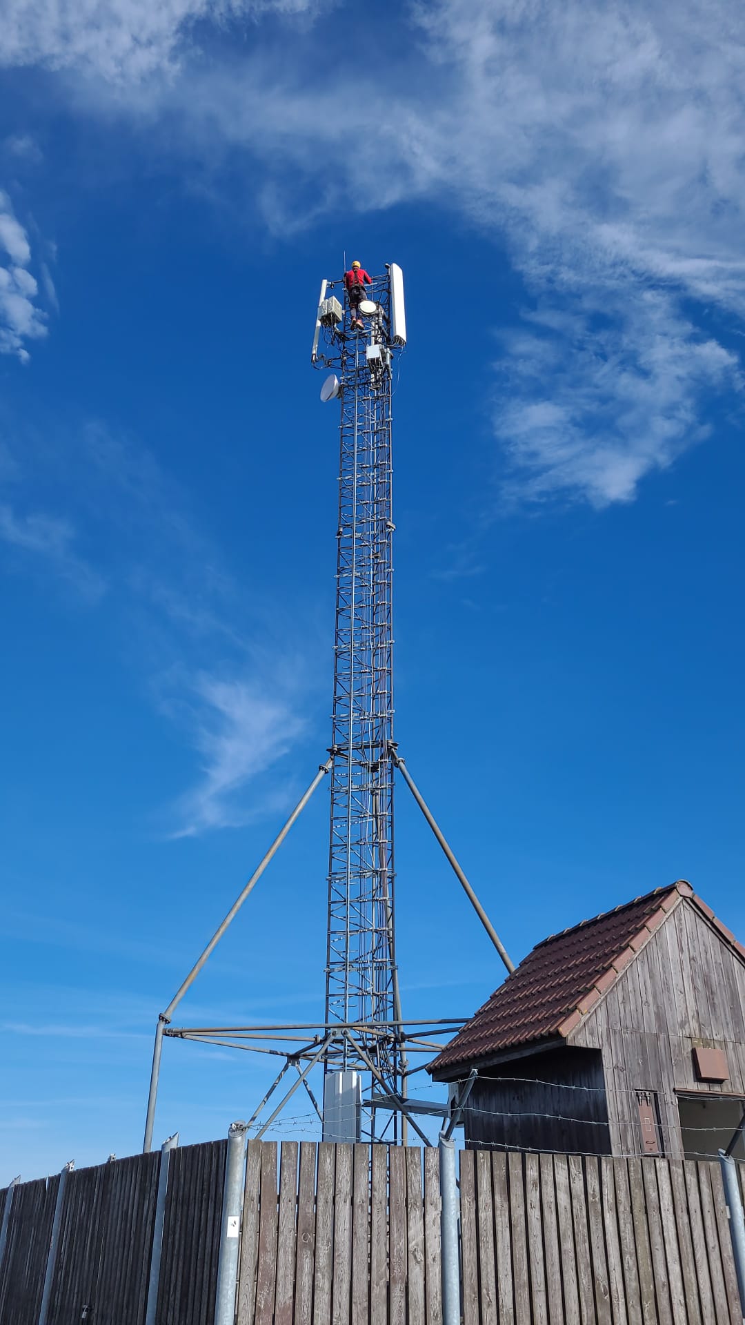 Technik Siramont při servisu telekomunikačního stožáru