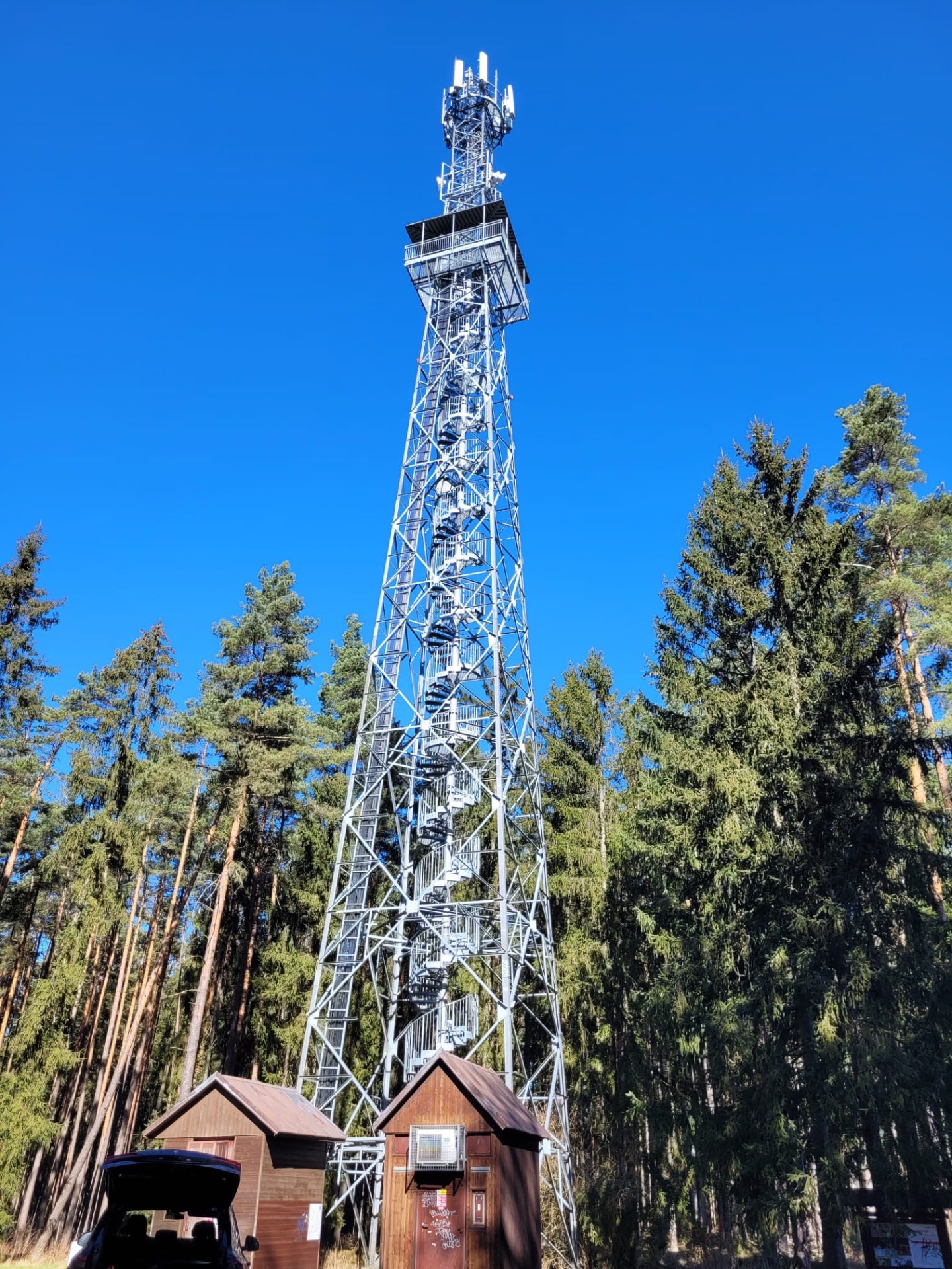 Telekomunikační stožár v lese